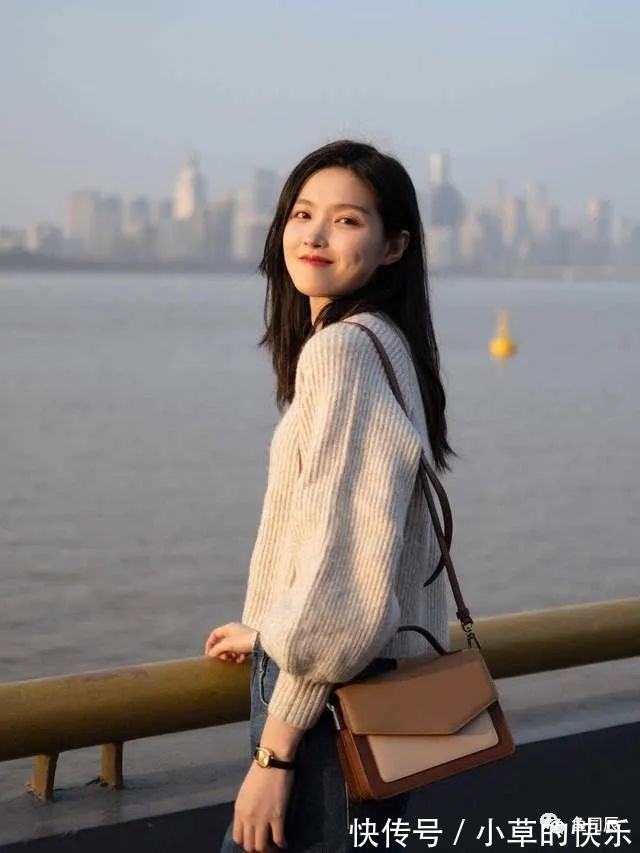 半身裙 秋冬流行的米色款式大衣,搭配上半身裙或阔腿裤,优雅又大方