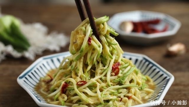 这瓜可以生吃,切成丝,拌一拌就能上桌,味道清新爽口又开胃