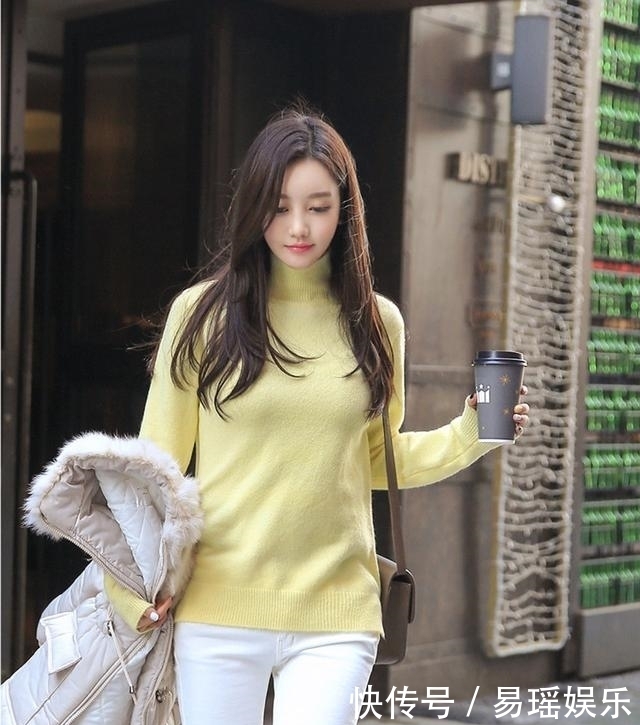 冬天如何保暖？针织长袖+白色牛仔裤，秀出圆润身材