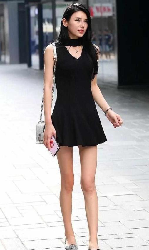 街拍美女的开叉裙，凸显出嫩白的大长腿，是一道美丽的风景线