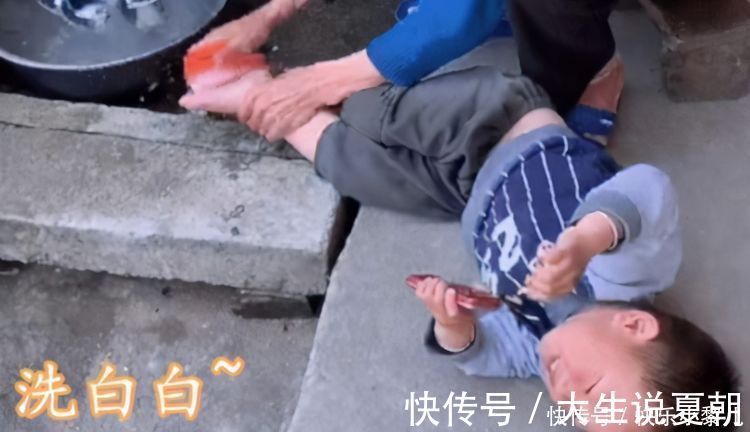 精养|农村爷爷给孙子“硬核”洗脚,想笑又好痛,网友:这就是童年