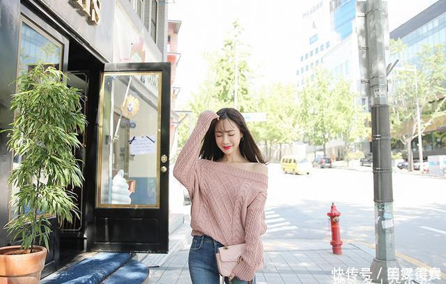 韩国女神露肩装穿搭紧身牛仔裤,性感迷人凸显大长腿