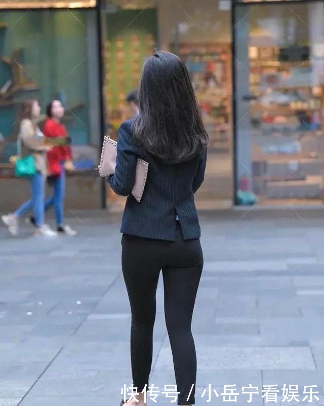 一身黑色打扮展现她优雅迷人气质,时尚有个性,韵味十足