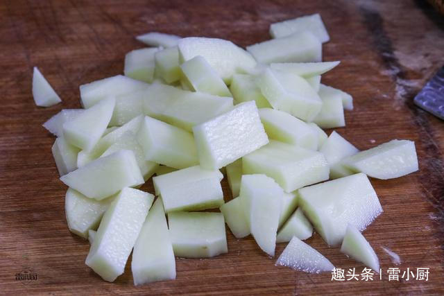 做法|土豆别再炒丝了,教你一种好吃的做法,开胃又解馋,一盘不够吃
