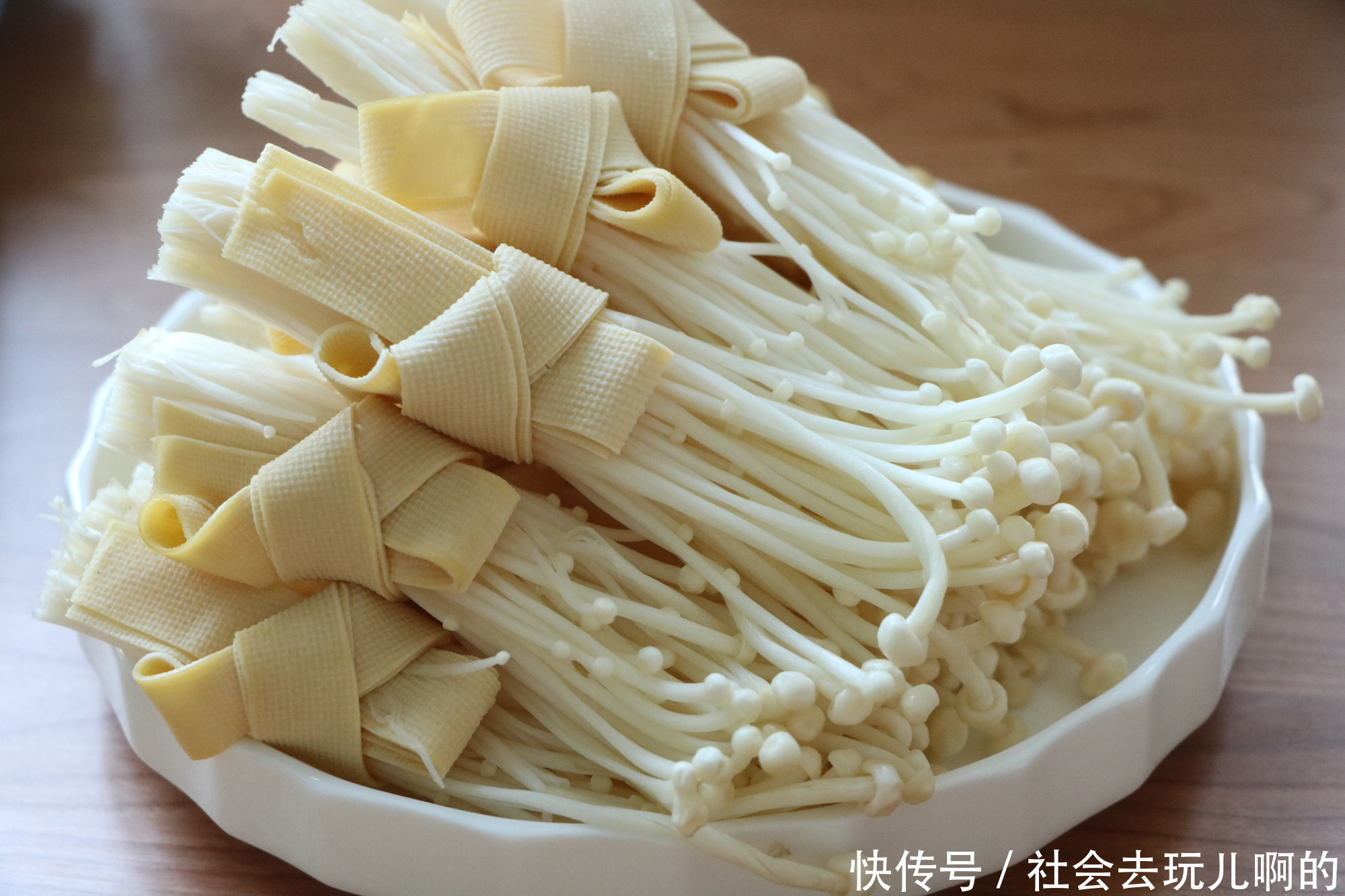 超爱|天气凉了,煮上一锅金针菇番茄汤,汤汁多,保暖又下饭,超爱吃