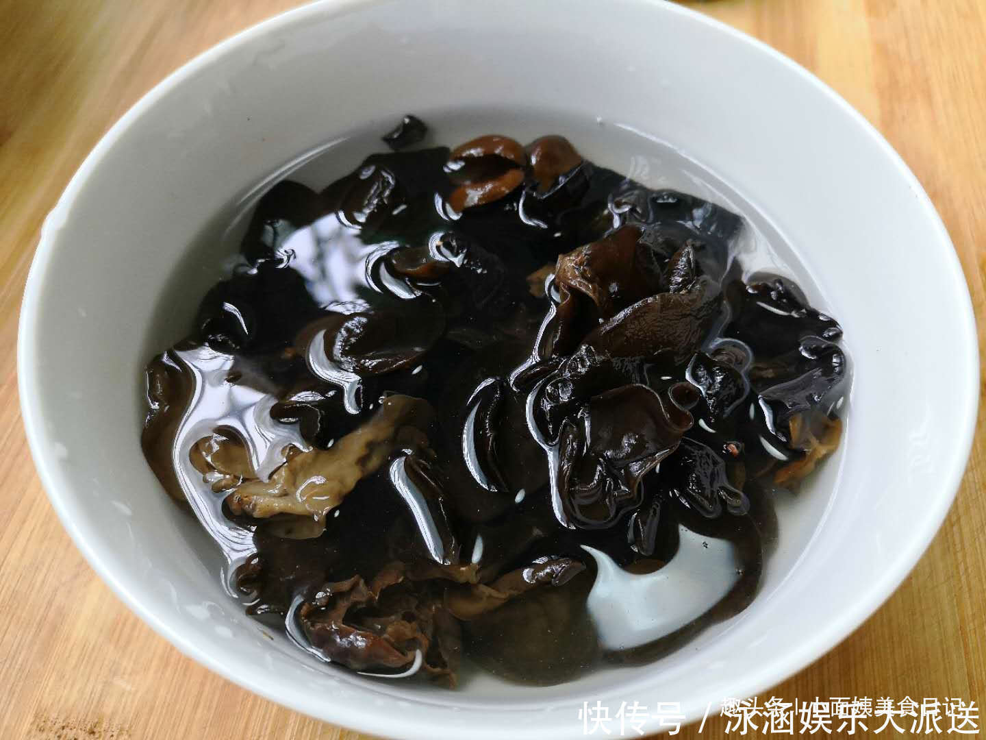 乳瓜拌木耳|夏天不吃这瓜可惜了,清热解暑,和木耳是绝配,比凉拌黄瓜还好吃