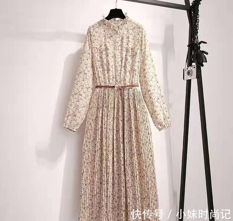 这才是2021年流行的穿搭，“风衣+连衣裙”优雅显气质，超美嫩