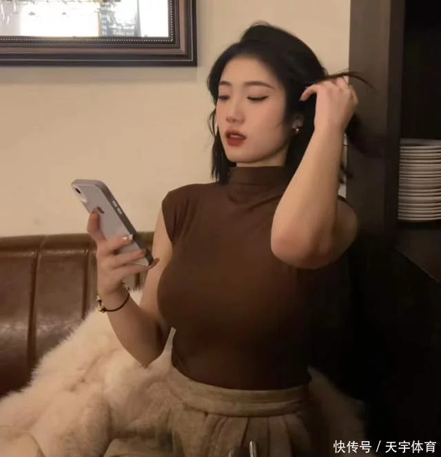高诗岩校花女友晒新照！靓丽穿搭显傲人身材，与张镇麟女友是同学