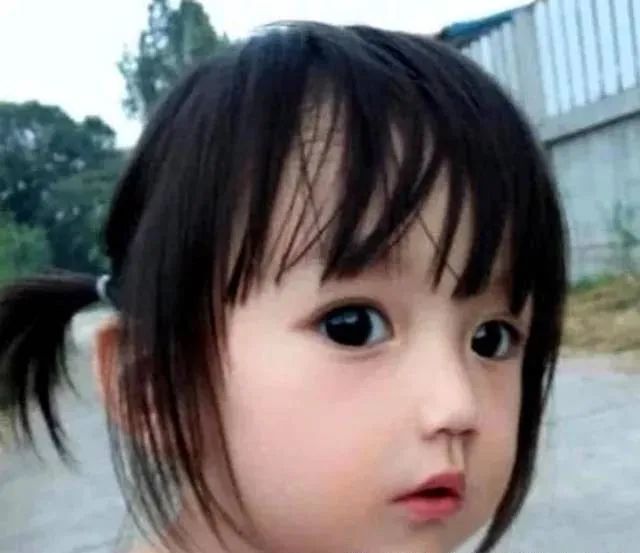 男主角|小女孩因太漂亮被说像假人,妈妈无奈晒出全家照,才发现妈妈更像