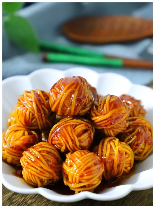 鹌鹑蛋这做法火了，加一把面条，酥脆开胃，比糖醋排骨还好吃