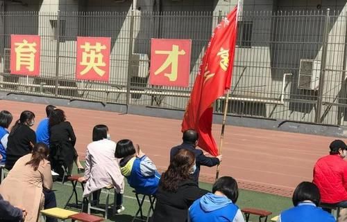 高三学生的家长会：为高考加油