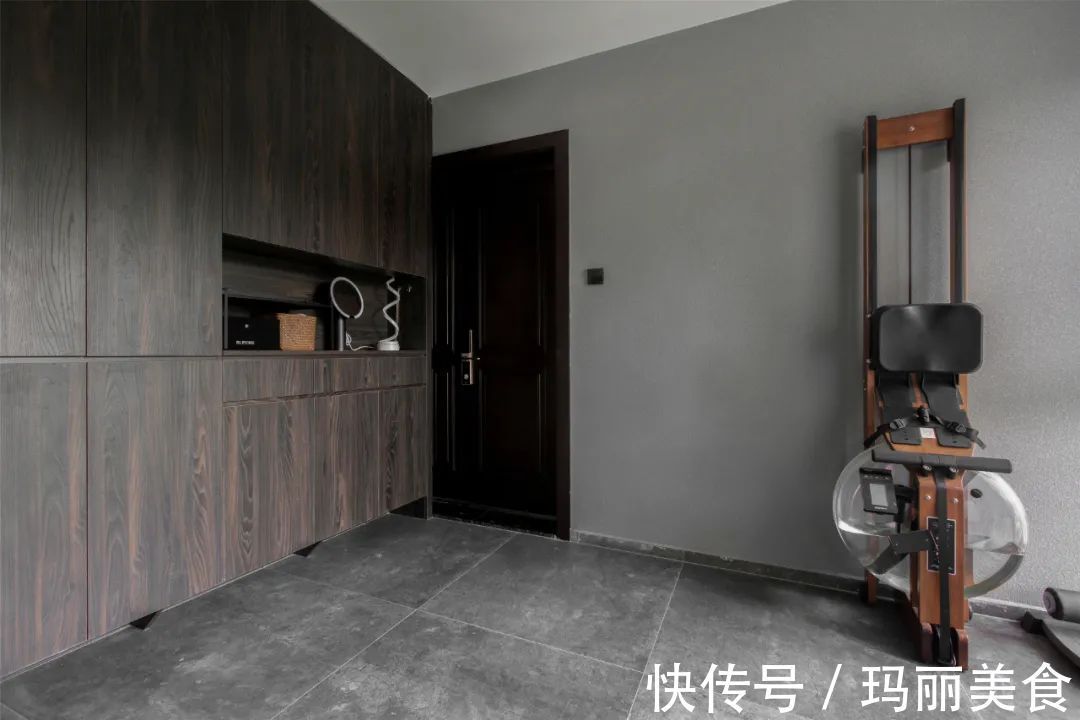 深木色|99㎡现代工业风,85后女神的家,满屋高级灰,绿植清新点缀