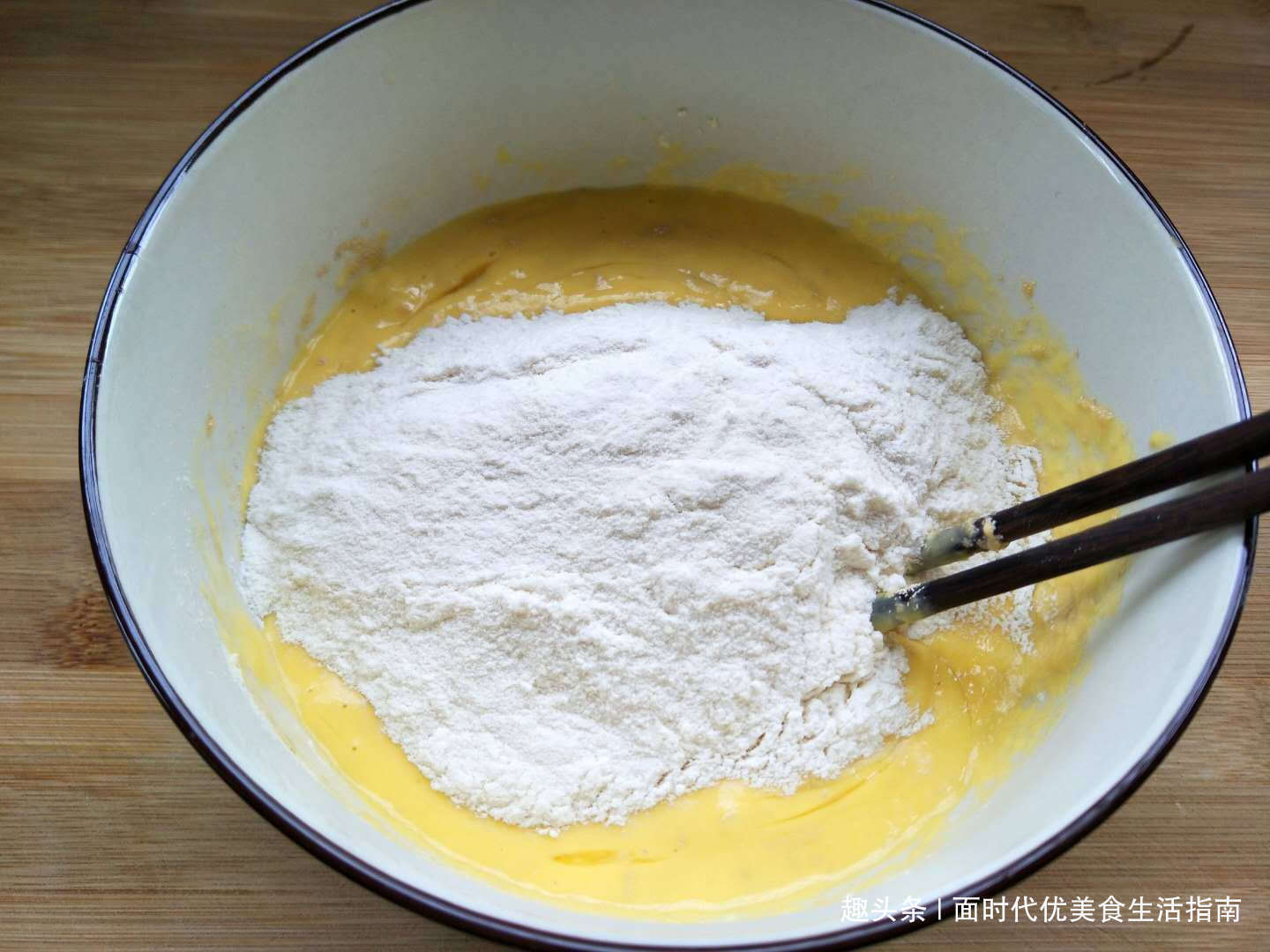 玉米面独特做法，开水一烫，不蒸不烙，松软又酥脆，比面包还好吃