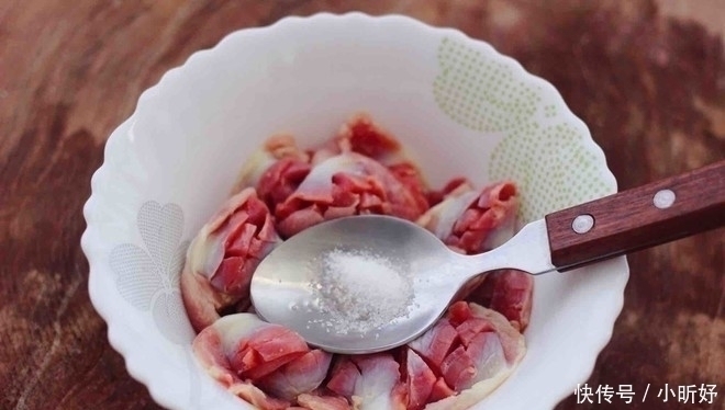 鸡身上最脏的部位,里面含大量重金属,白给都不要,炒菜要扔掉