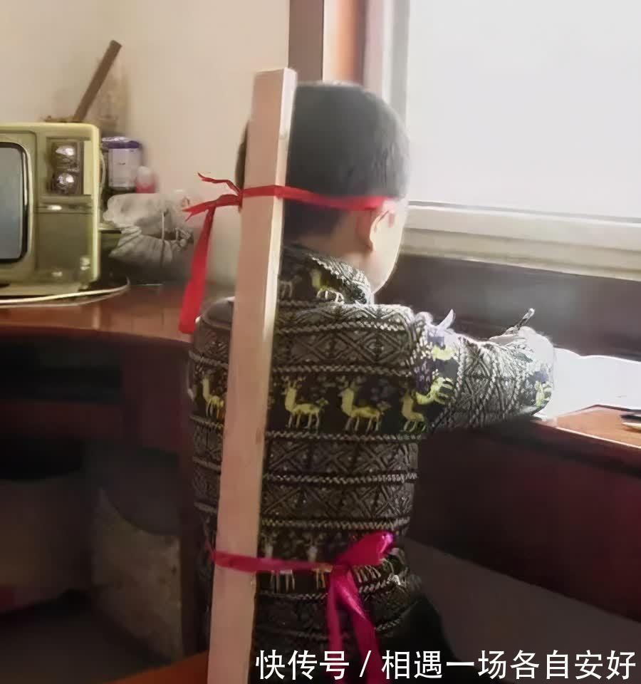 翘二郎腿|孩子的3种习惯性坐姿,身高会越长越“矮”,基因再好也徒劳