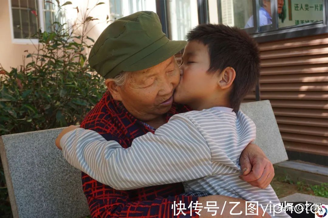 奶奶|家里盖房子,奶奶刚一转身2岁孙子从台阶上滚落,孩子一辈子毁了