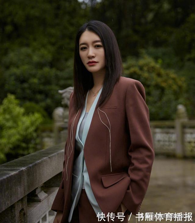 女性 女人年过45岁,建议少穿“藏蓝色”!今秋流行这3种颜色,真减龄