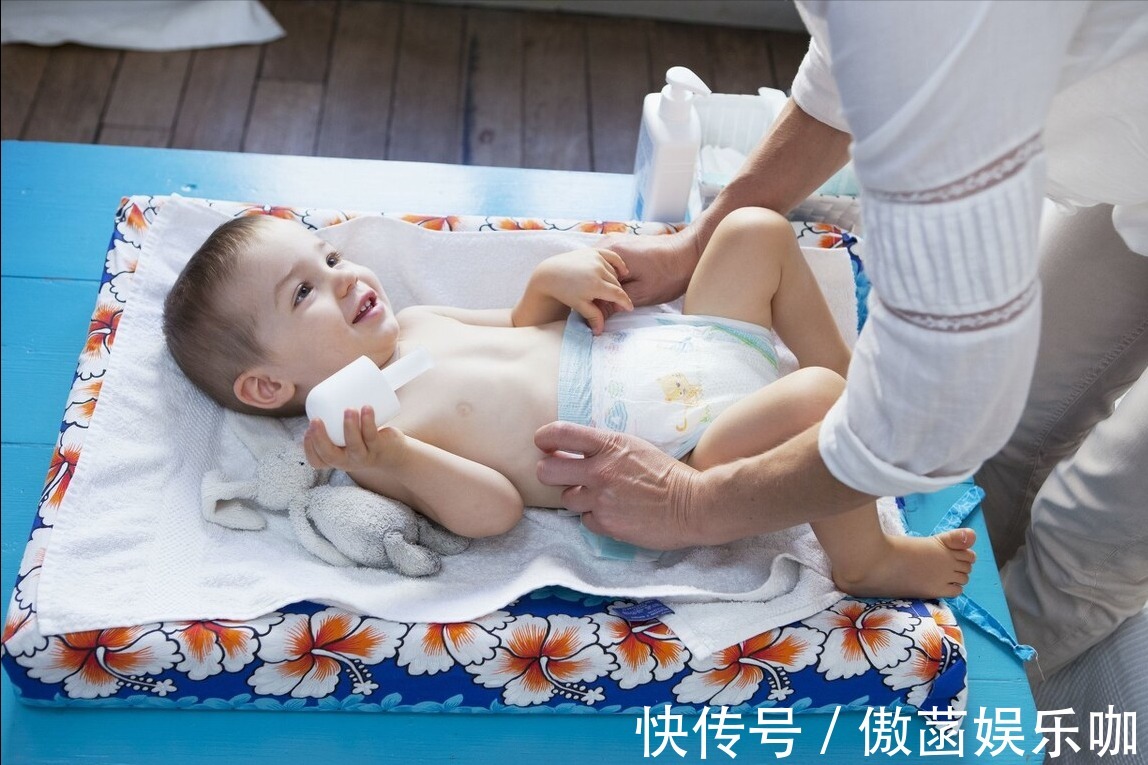 婴儿|婴儿拉完臭臭后，用水洗还是用湿巾擦？踩过坑的妈妈才知道的做法