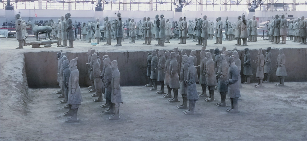 陶俑#兵马俑出土,发现俑身上悬着两件东西,揭开了它的身份之谜