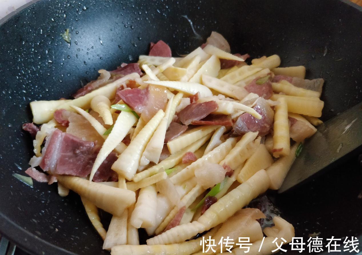 火腿切薄片搭配脆嫩的笋，味道太鲜美了，一口吃出幸福感