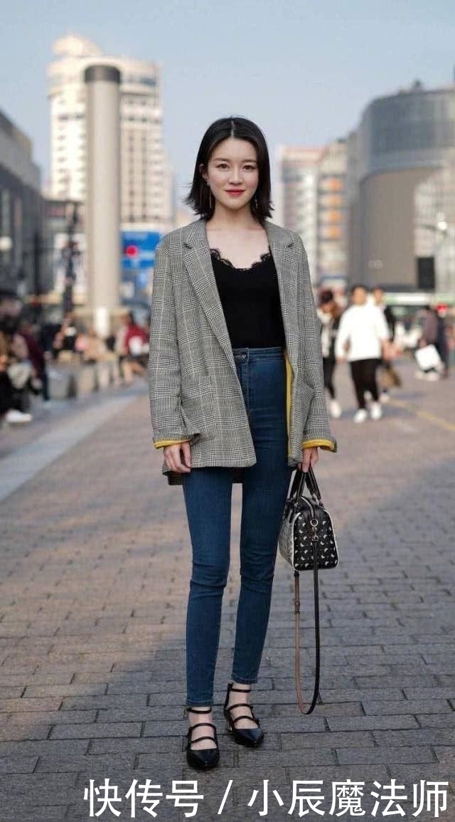 搭配|路人街拍，休闲西装搭配蓝色牛仔裤，非常的洋气