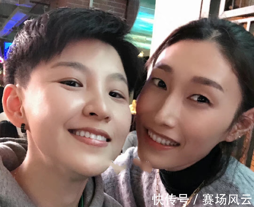 上海女排|上海女排5人聚会!张磊与金软景亲密合照,拉尔森张开大嘴巴搞怪
