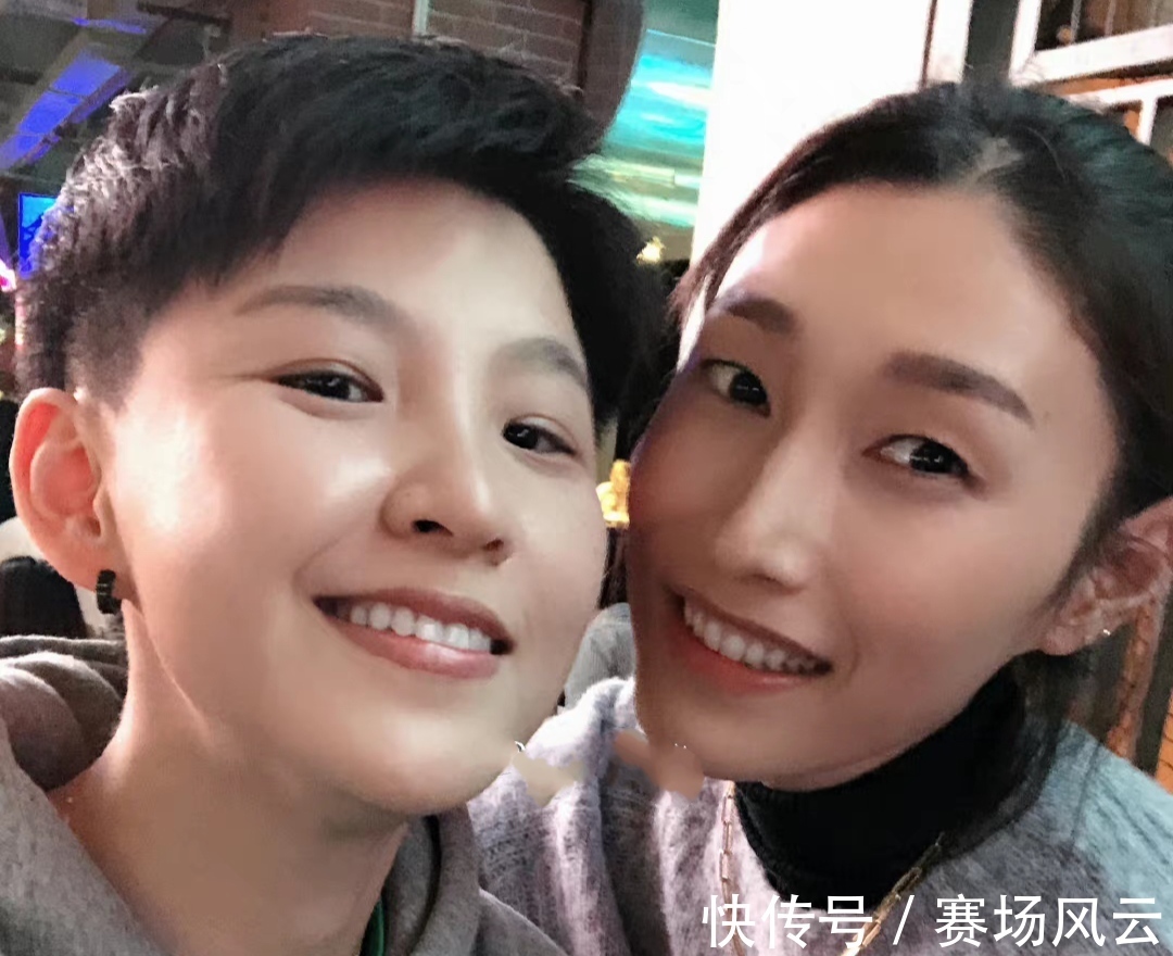 上海女排|上海女排5人聚会！张磊与金软景亲密合照，拉尔森张开大嘴巴搞怪