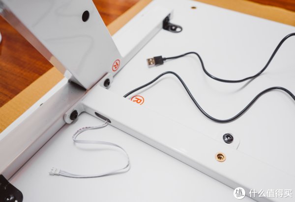 礼物|超彰显“钞能力”的礼物——傲风联名高达电竞桌上手体验