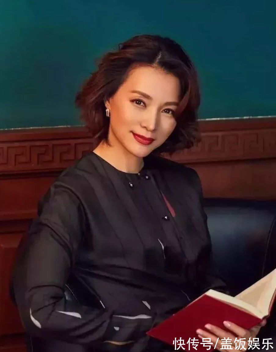 47歲董卿全黑造型錄制節(jié)目，與男嘉賓握手顯得體，腳脖子金鏈搶眼