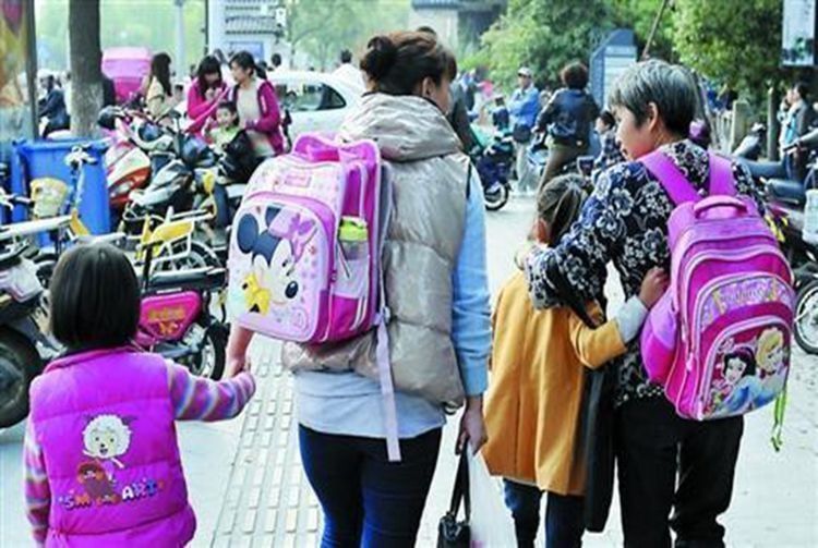 幼儿园老师|幼儿园放学,家长的三种接娃方式,不光老师讨厌,对孩子危害极大