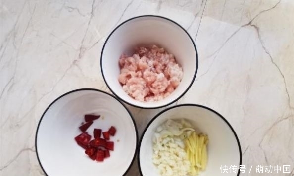 午餐|给老婆用茄子和白菜做的午餐便当,茄子不用过油,味道又香又好吃