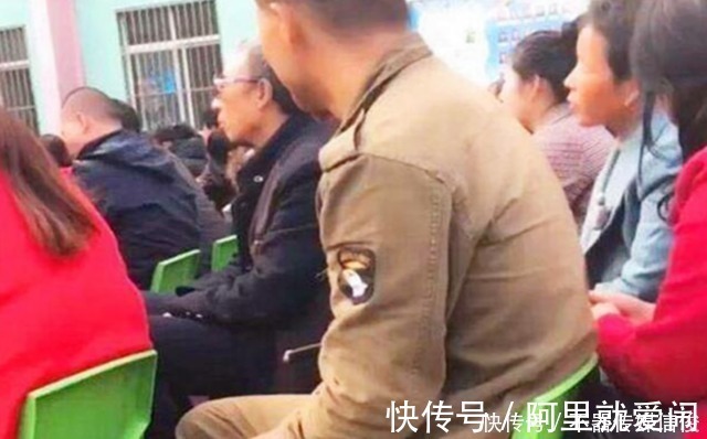 阅读|爸爸来开家长会,穿着打扮太“惹眼”,网友:你让孩子的脸往哪放
