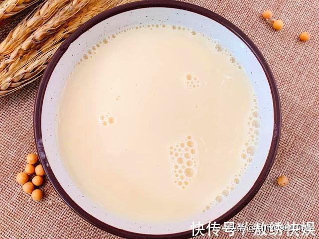 外行|打豆浆时，泡好的黄豆直接磨是外行！多加1步，豆浆又香又浓又滑