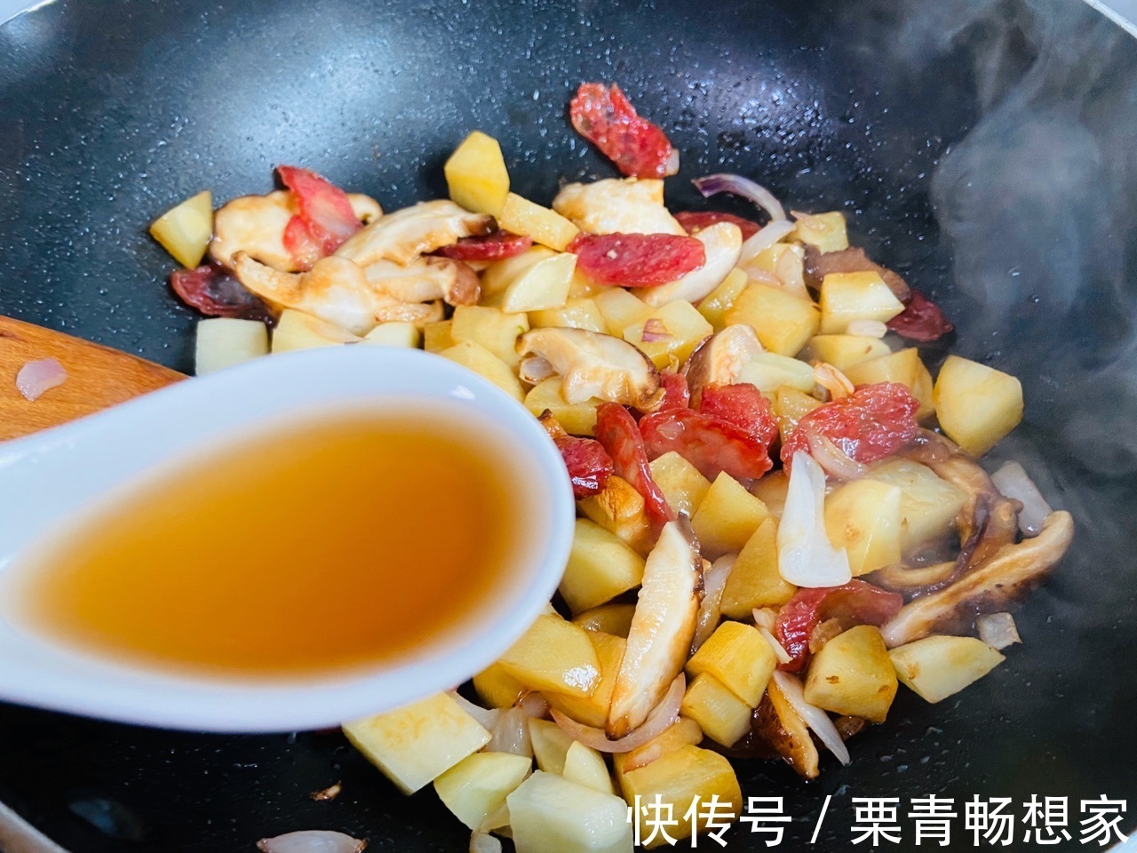香菇土豆腊肠焖饭，美味好吃，健康有营养
