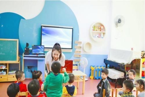 孩子|两张幼儿园“缴费单”火了,家长看后一脸无奈:哪还有钱生二胎?