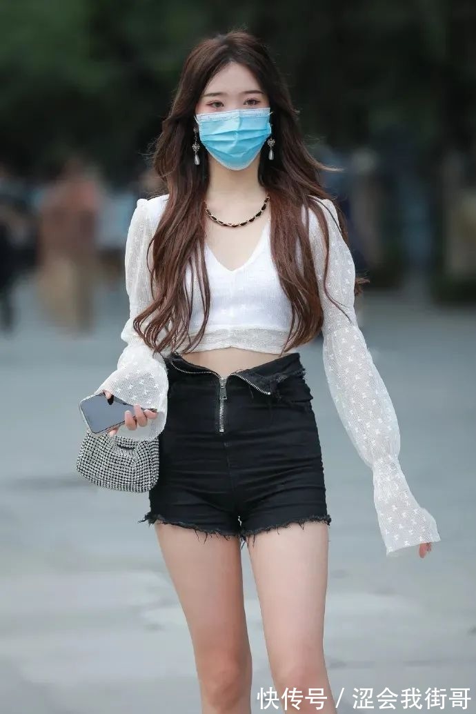 美女 街拍:白色上衣牛仔短裤时尚美女