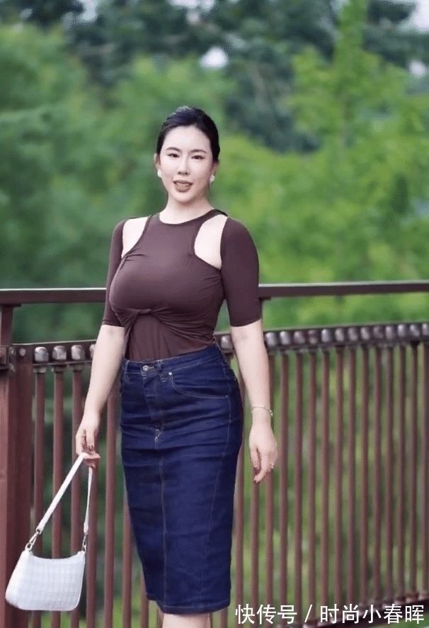 牛仔裤|半身牛仔裤经典百搭,微胖美女穿了,也肥而不腻