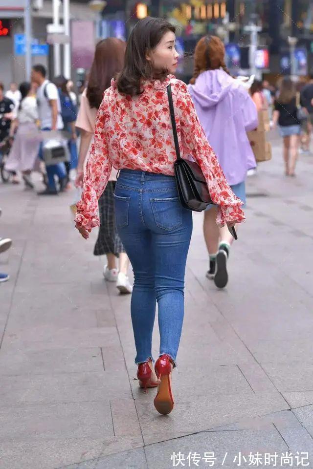 年代感|街拍:牛仔裤、花衬衣,浓厚的复古韵味儿,却显得十分出众