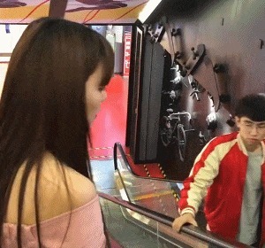 |搞笑GIF趣图:休想碰我男朋友!妹子你这也太快了吧!