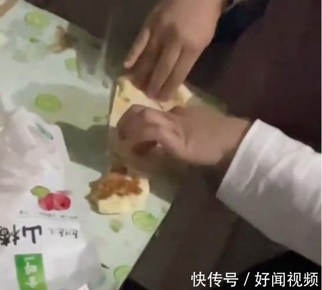 室友 女大学生专拣室友辣条包,用馒头蘸油吃,只为给男友买限量款球鞋