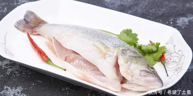 换成|做清蒸鱼时,把料酒换成这味料,肉嫩无腥味,鲜上加鲜味道好