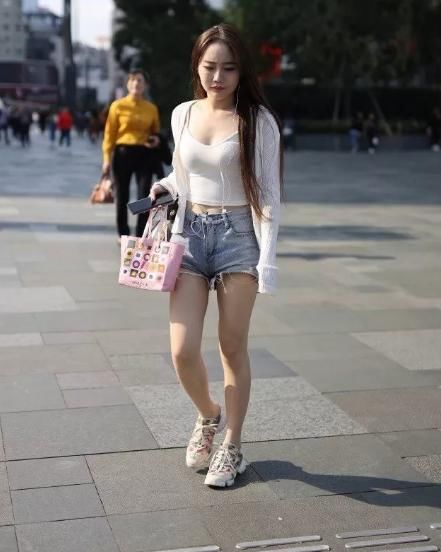 小姐姐|路人街拍：身材圆润的小姐姐，简约而不简单，哪一位最美