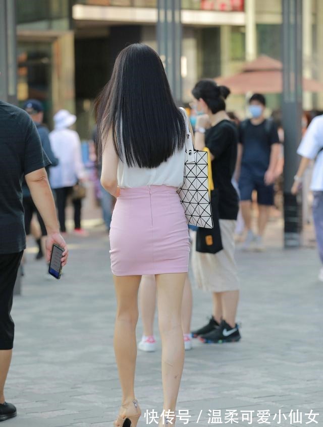 女生们 美女的不规则半裙穿搭，清爽雅致，造型美感一般人比不了！