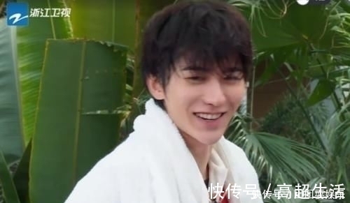 同樣是跑男落水卸妝,宋祖兒孟美岐膚色落差對比明顯,演員和女團(tuán)的區(qū)別