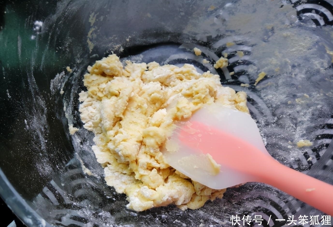 小吃|此道自制小吃，一碗面粉两个鸡蛋，几分钟就能做好，香酥可口