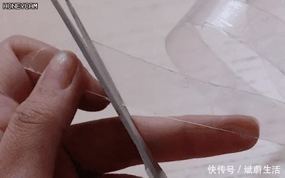 堵塞|下水道堵了,她随手丢进两块药片,不到1分钟就疏通了