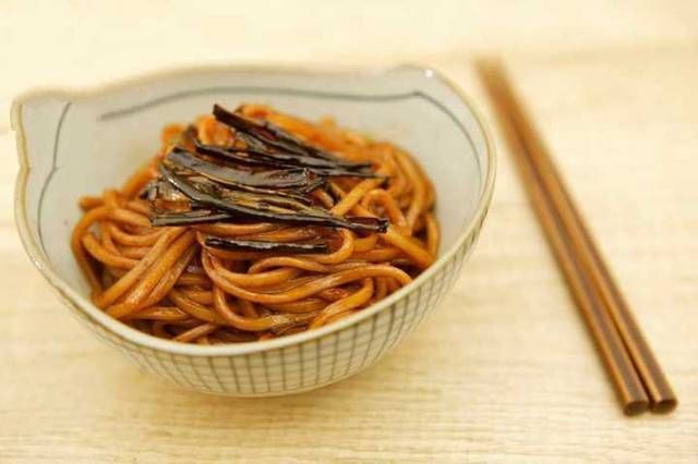 早餐面条这样做,香到骨子里,孩子一大碗都不够吃