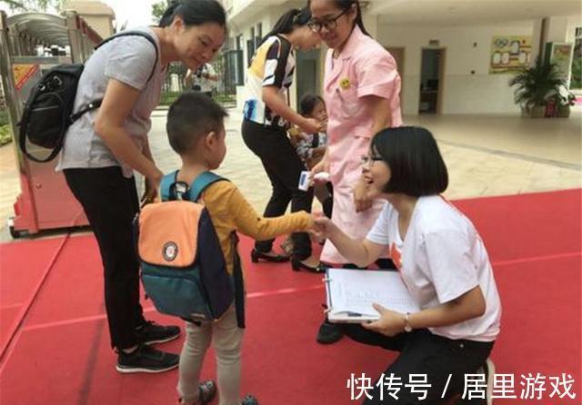 用力过猛|这些“中国式礼貌”，正伤孩子于无形中，家长别再拿来炫耀了