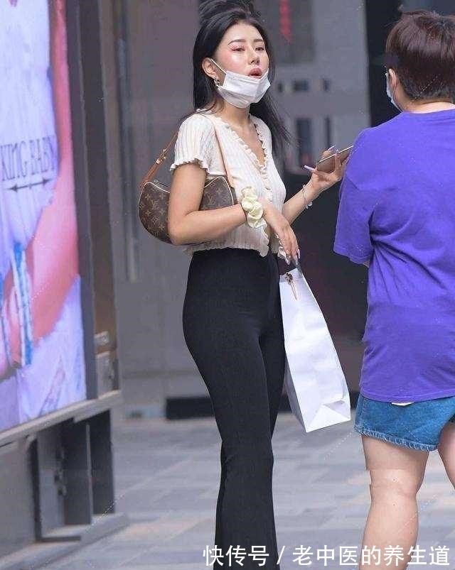 包包 黑色露脐短袖搭配黑色高腰打底裤,整体显瘦显高,气质妩媚!