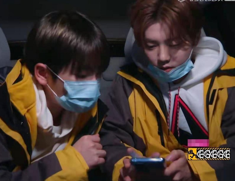 鹿晗周震南送外卖频出错,被顾客打电话斥责,挂断电话后鹿晗表情藏不住